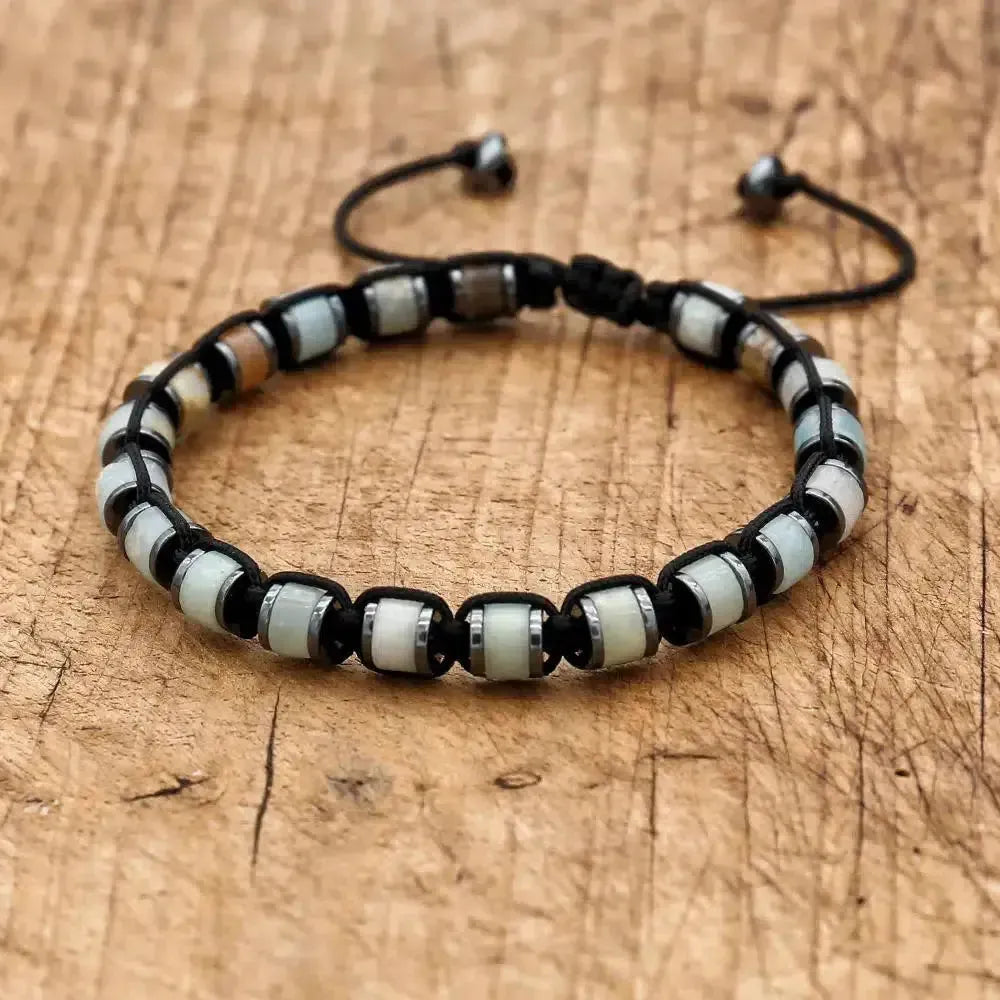 Gros plan sur les pierres du bracelet Shamballa