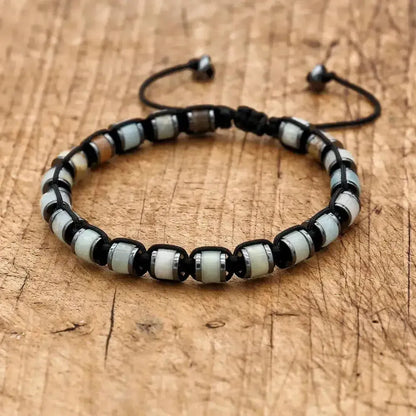 Gros plan sur les pierres du bracelet Shamballa