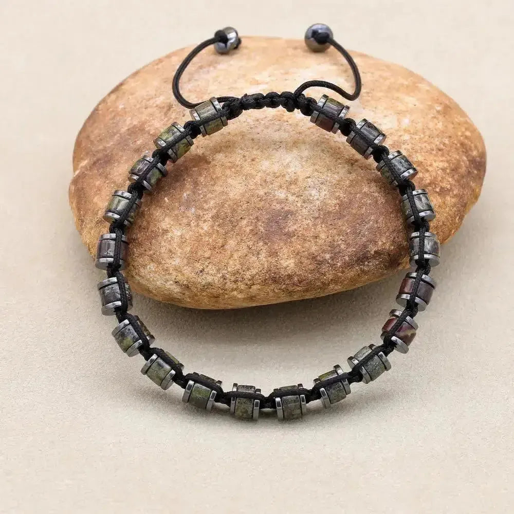 Vue latérale du bracelet Shamballa en pierres polies