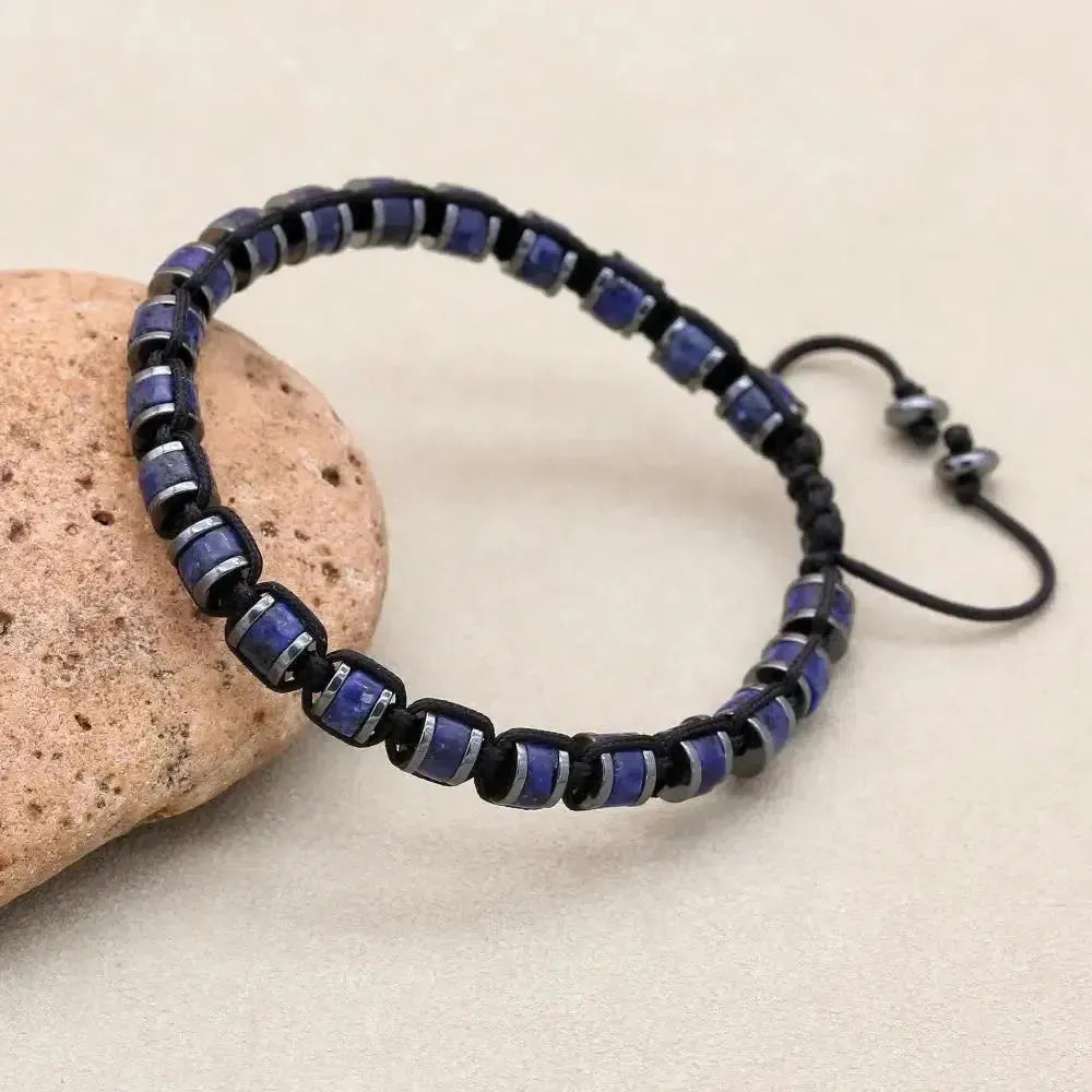 Détail des pierres variées du bracelet Shamballa