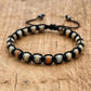 Bracelet Shamballa posé sur une surface en bois