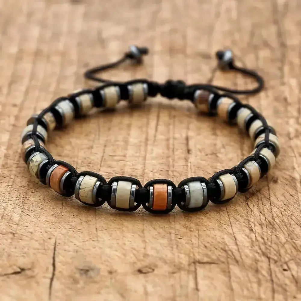Bracelet Shamballa posé sur une surface en bois