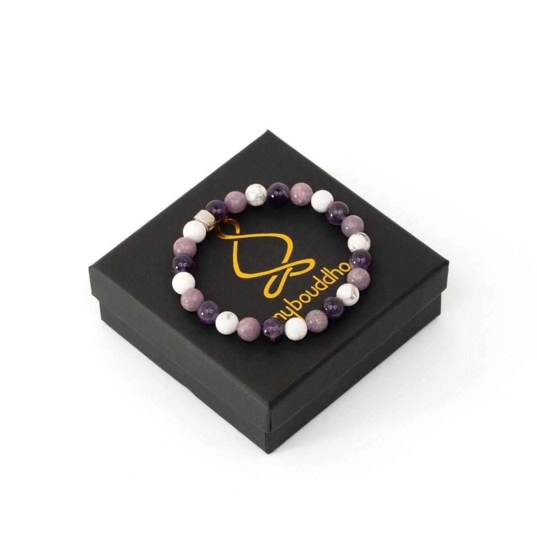Gros plan sur les perles de lépidolite du bracelet apaisant