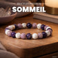Bracelet relaxant en améthyste, howlite et lépidolite sur fond neutre