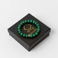 Gros plan sur les perles de malachite du bracelet