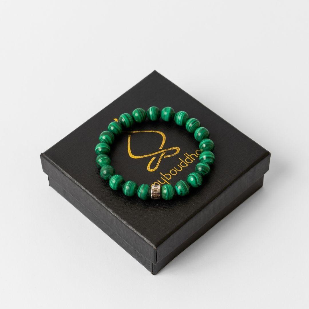 Gros plan sur les perles de malachite du bracelet