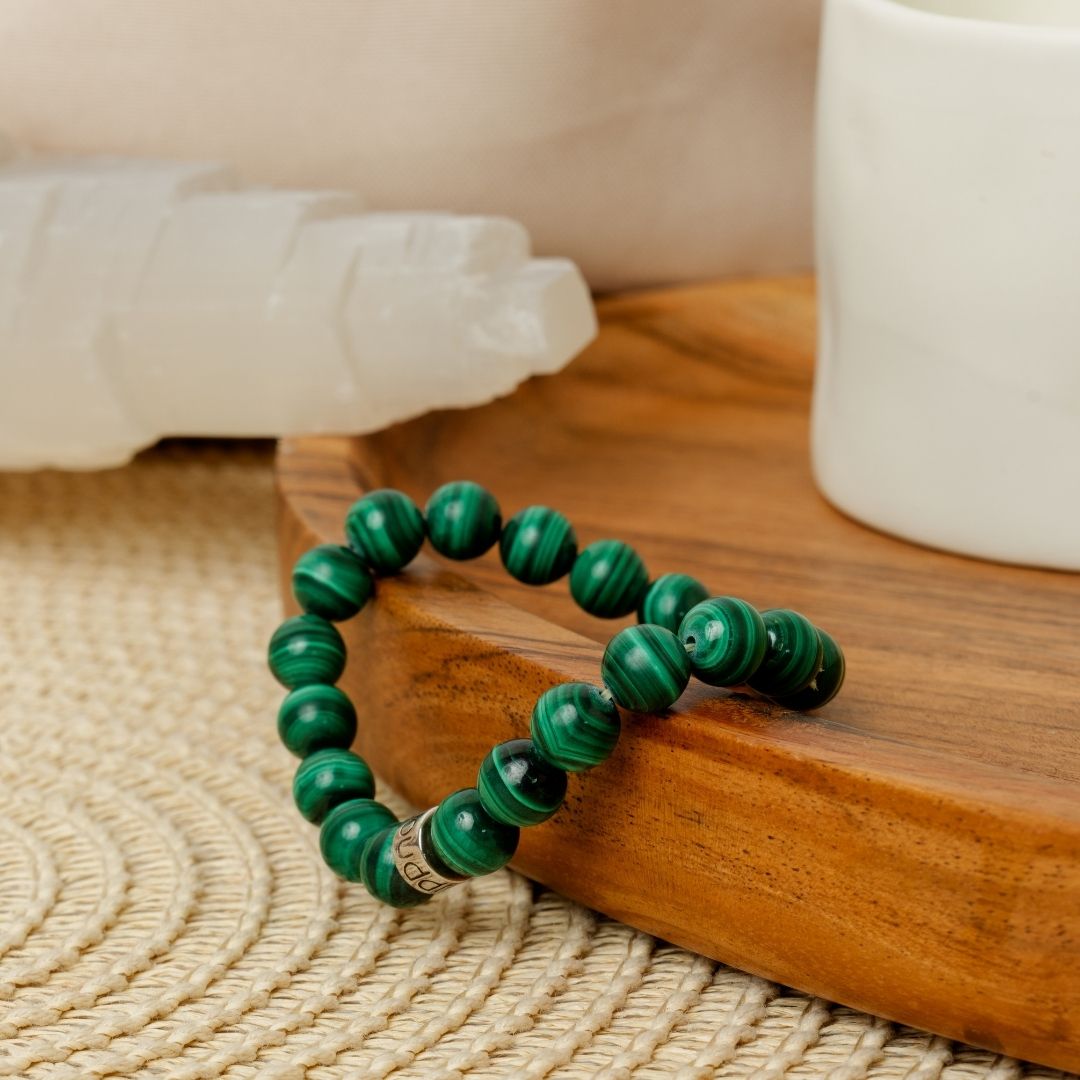 Vue latérale du bracelet en malachite sur fond neutre
