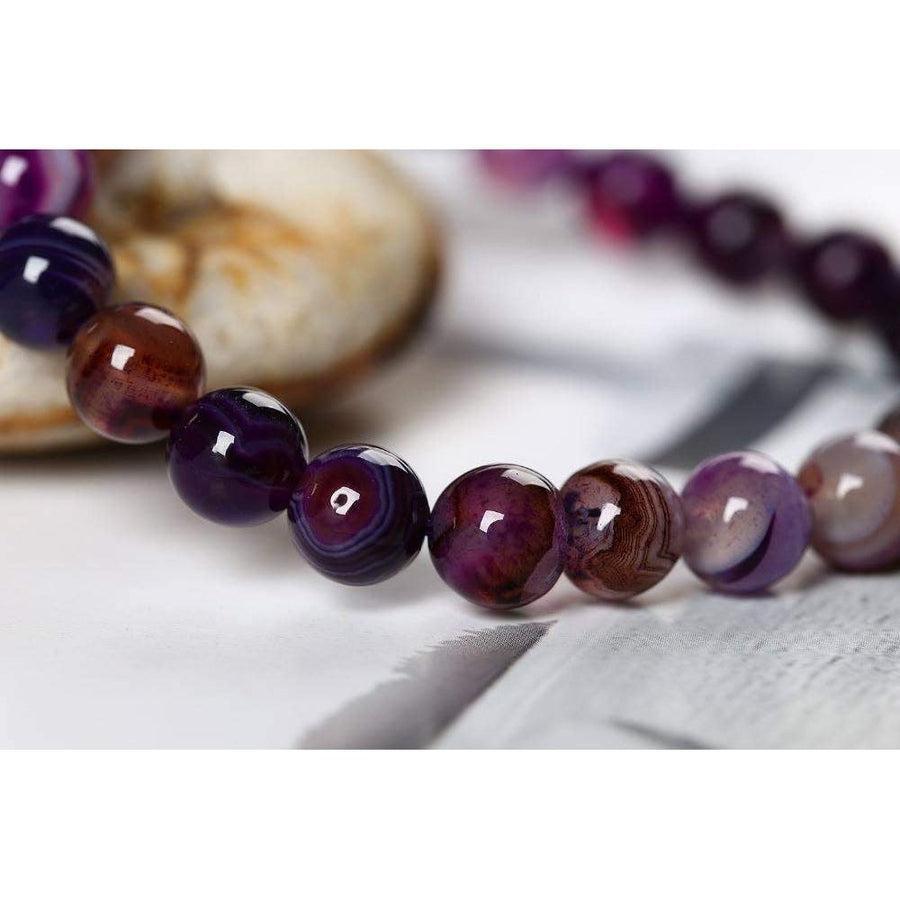 Gros plan sur les nuances violettes du bracelet