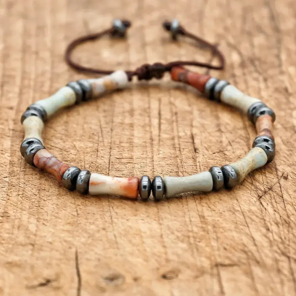 Bracelet artisanal en pierres naturelles sur surface neutre