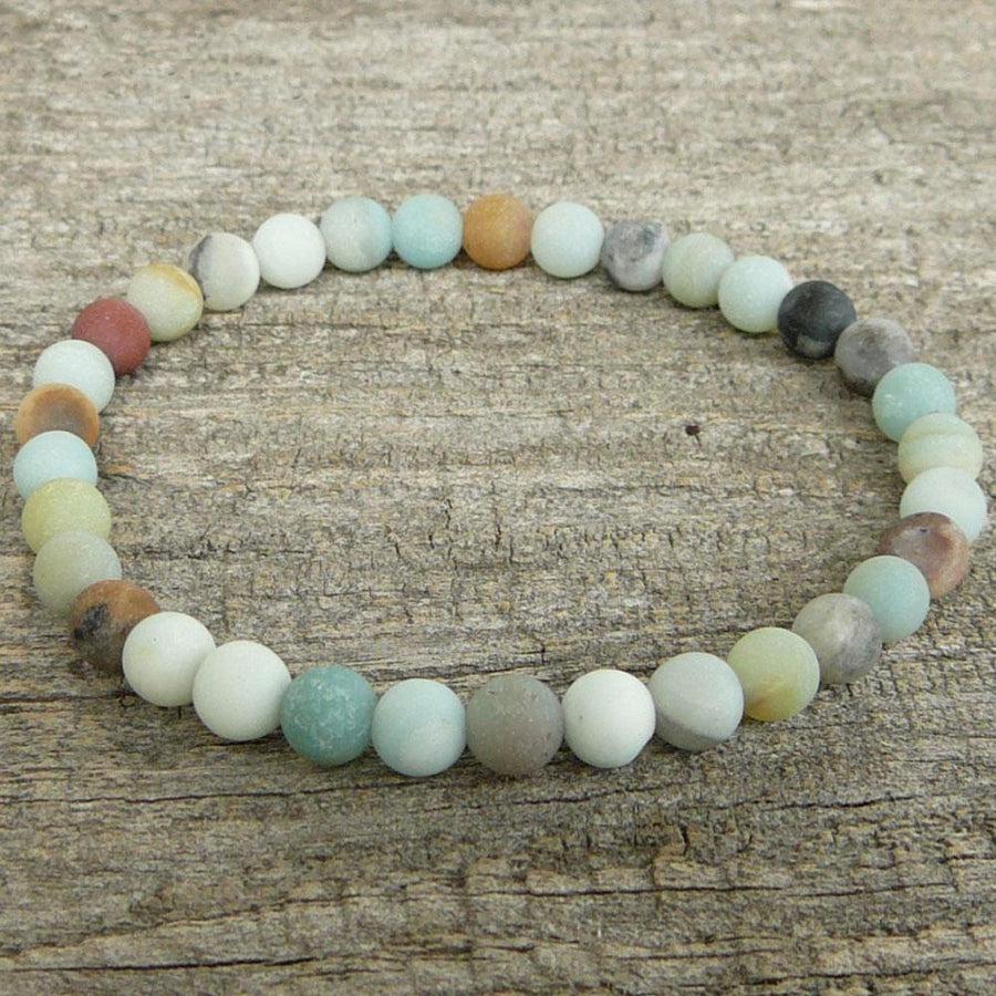 Gros plan sur les perles d'amazonite du bracelet