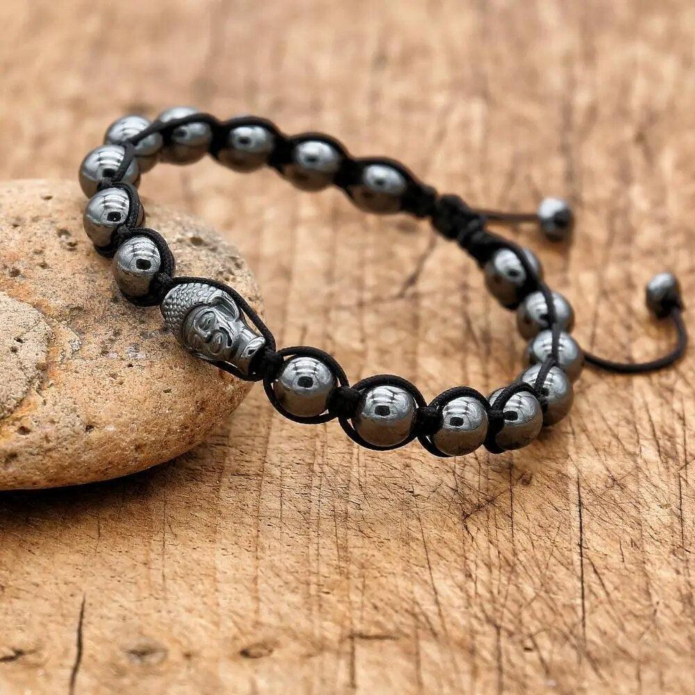 Vue latérale du bracelet Bouddha en perles d'hématite