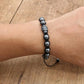 Détail du nœud coulissant sur le bracelet en hématite