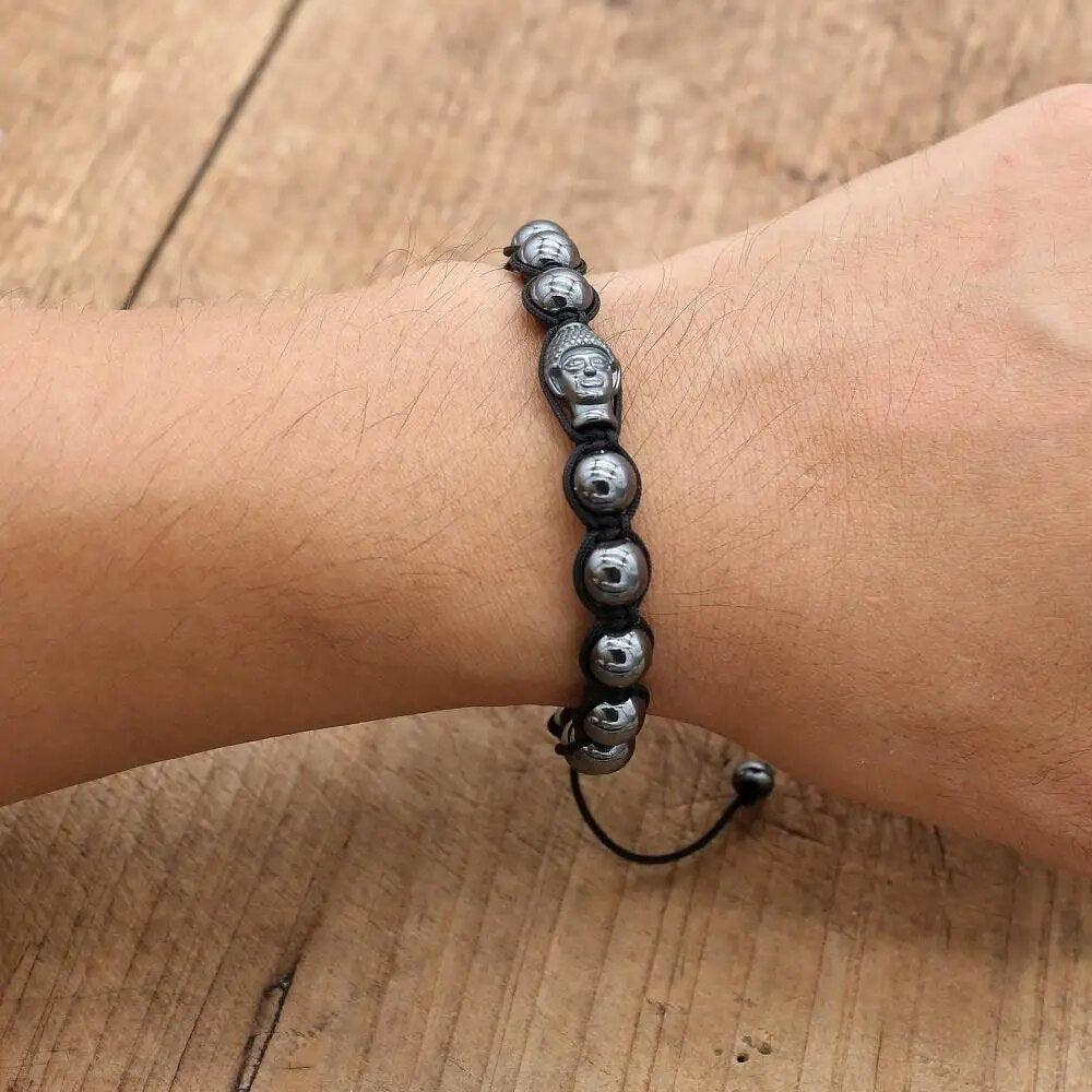Détail du nœud coulissant sur le bracelet en hématite