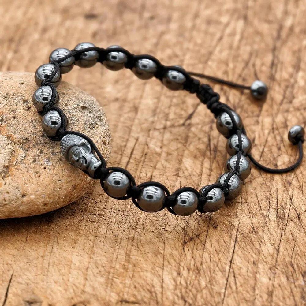 Bracelet Bouddha en hématite sur fond neutre