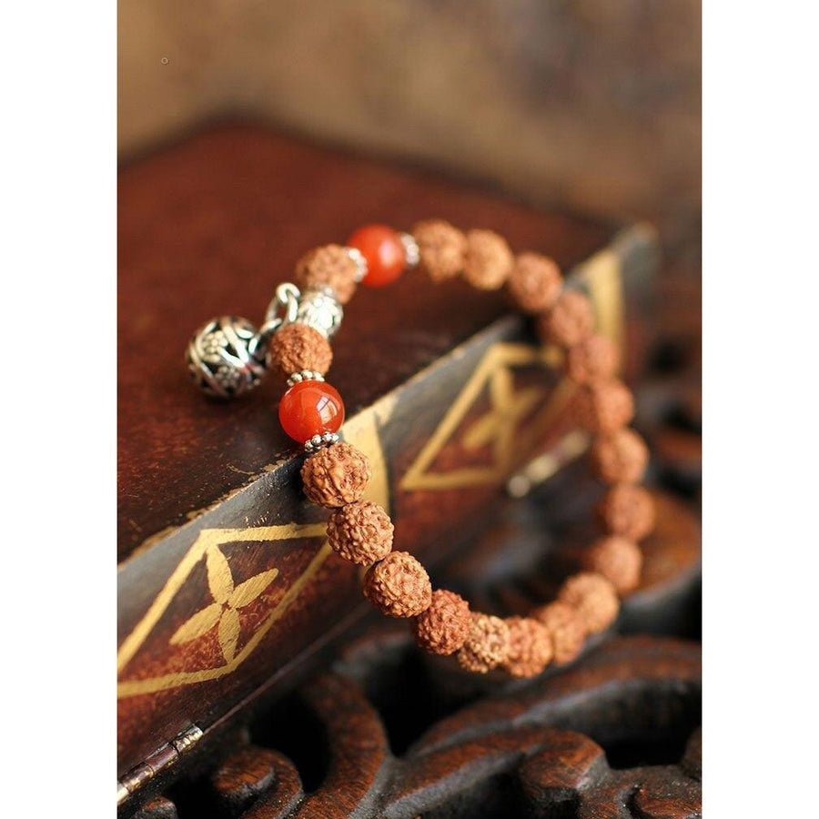 Bracelet enroulé montrant les breloques et perles