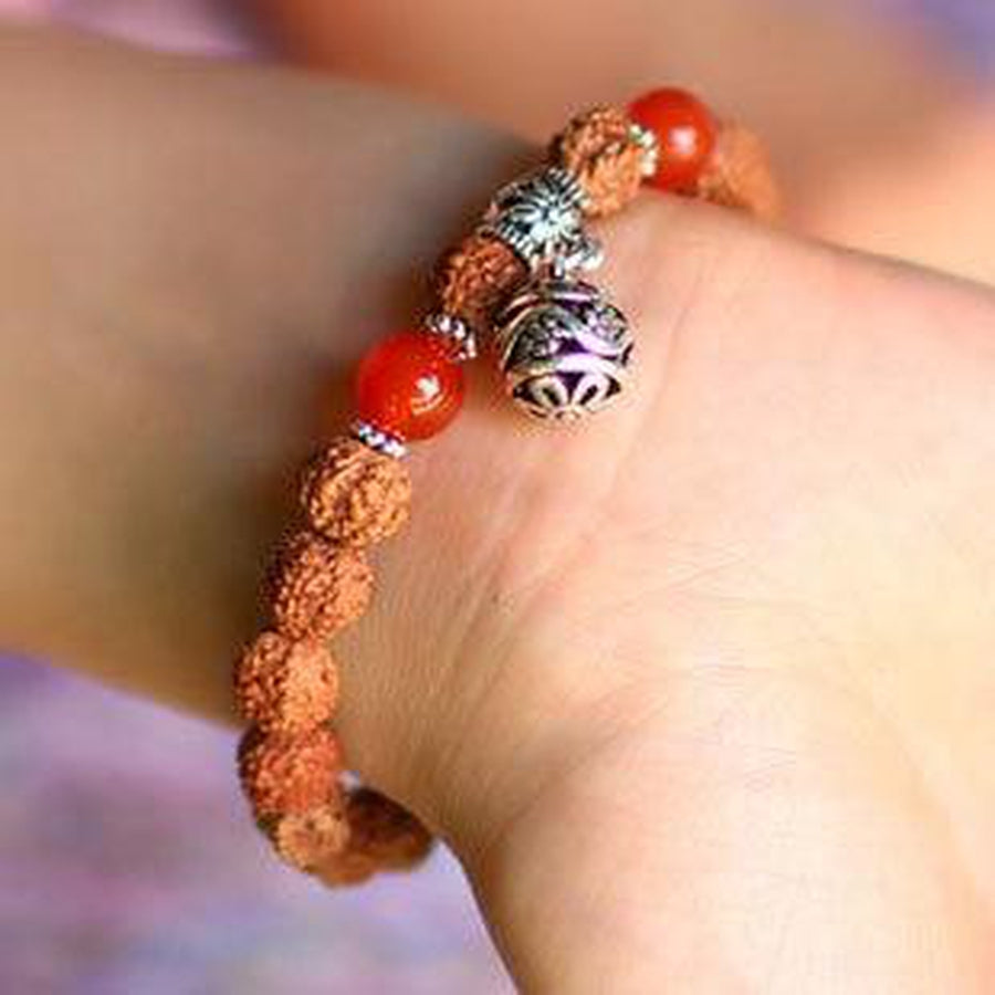 Bracelet tibétain posé sur une surface en bois