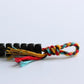 Vue d'ensemble du bracelet avec perles et tissage coloré