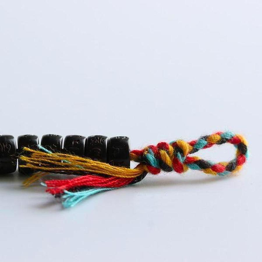 Vue d'ensemble du bracelet avec perles et tissage coloré