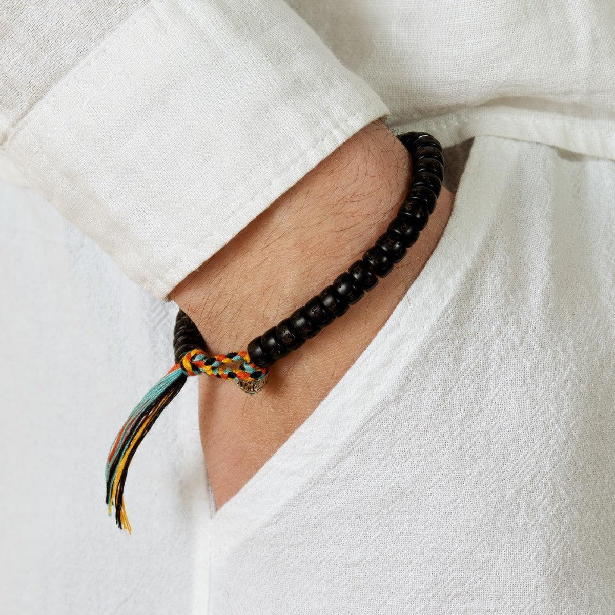 Bracelet tibétain avec perles gravées du mantra Om Mani Padme Hum