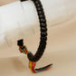 Vue rapprochée du bracelet montrant le tissage en coton coloré