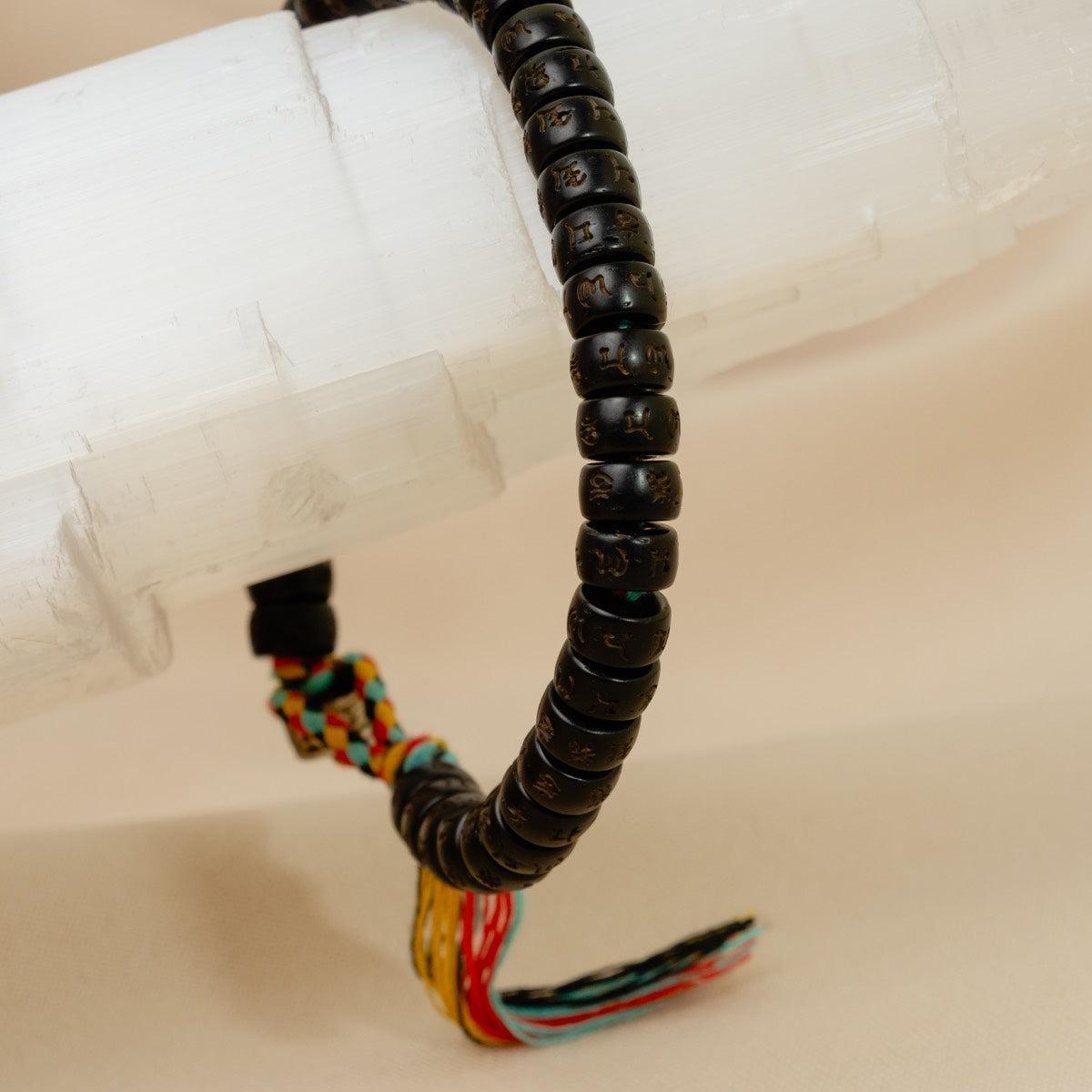 Vue rapprochée du bracelet montrant le tissage en coton coloré