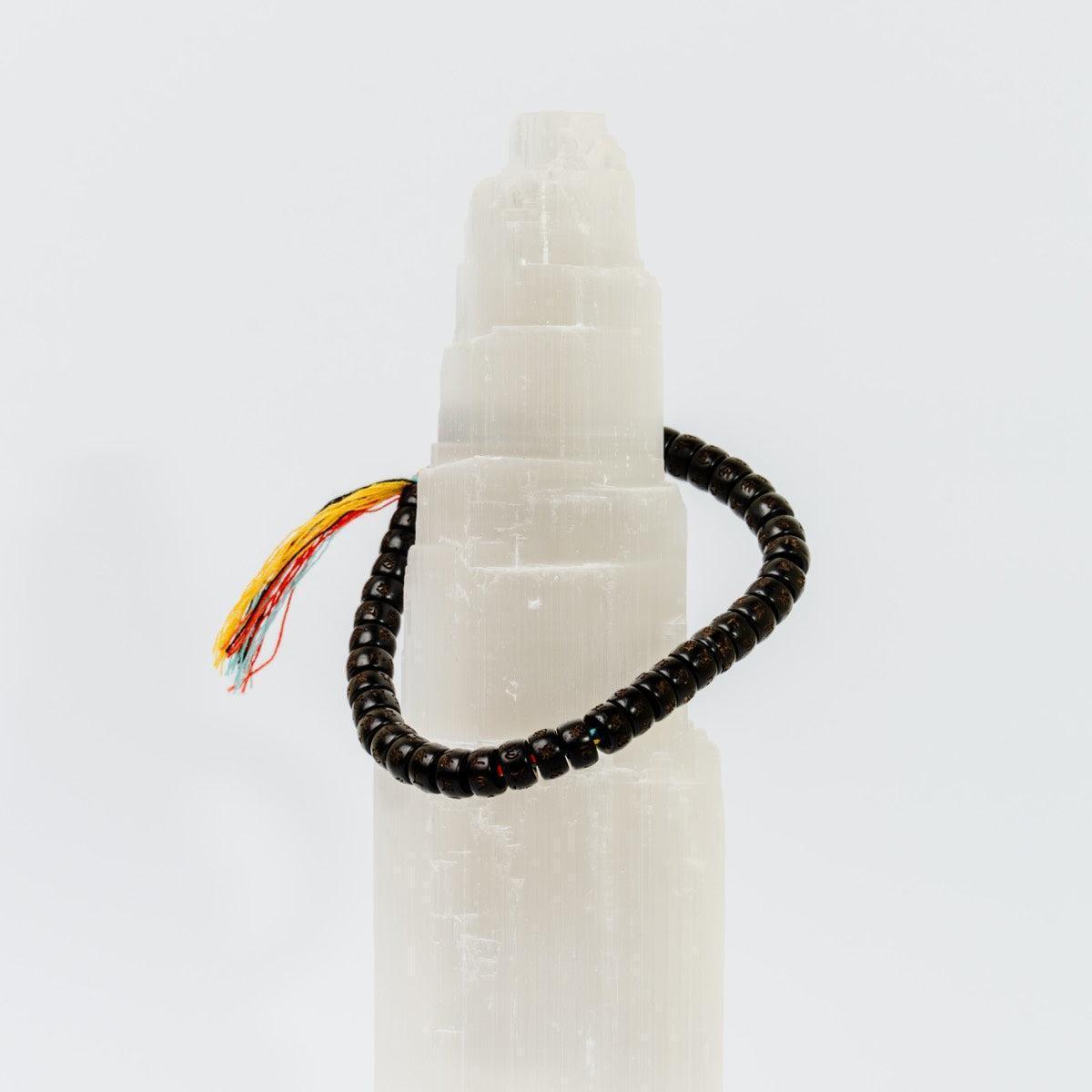 Bracelet bouddhiste avec perles et support en coton tissé