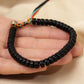 Mantra Om Mani Padme Hum gravé sur chaque perle du bracelet