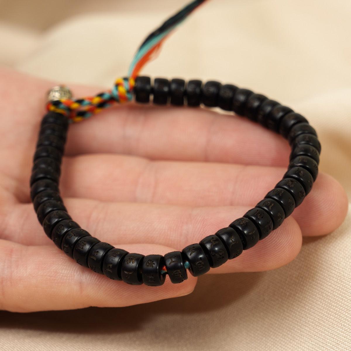 Mantra Om Mani Padme Hum gravé sur chaque perle du bracelet