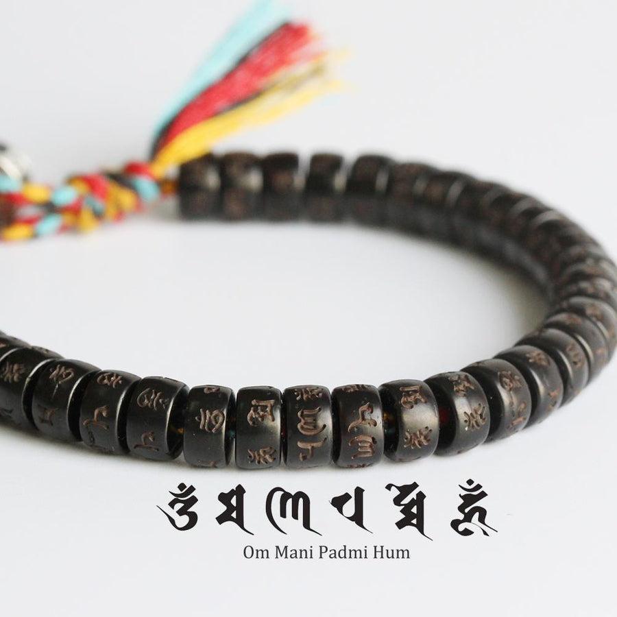 Bracelet tibétain montrant l'élégance des perles gravées