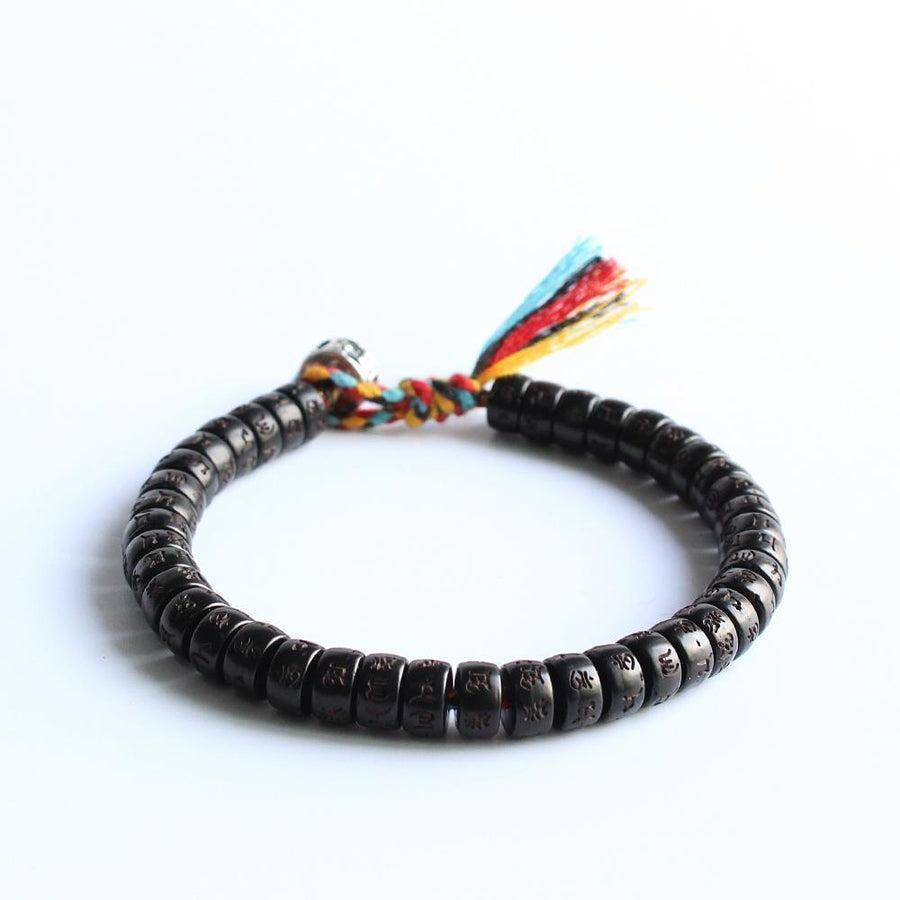Bracelet tibétain montrant le mantra de sagesse et compassion