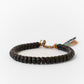 Vue rapprochée des perles gravées sur le bracelet coloré