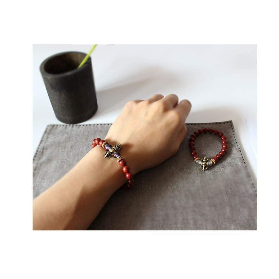 Vue rapprochée du mantra gravé sur le bracelet tibétain