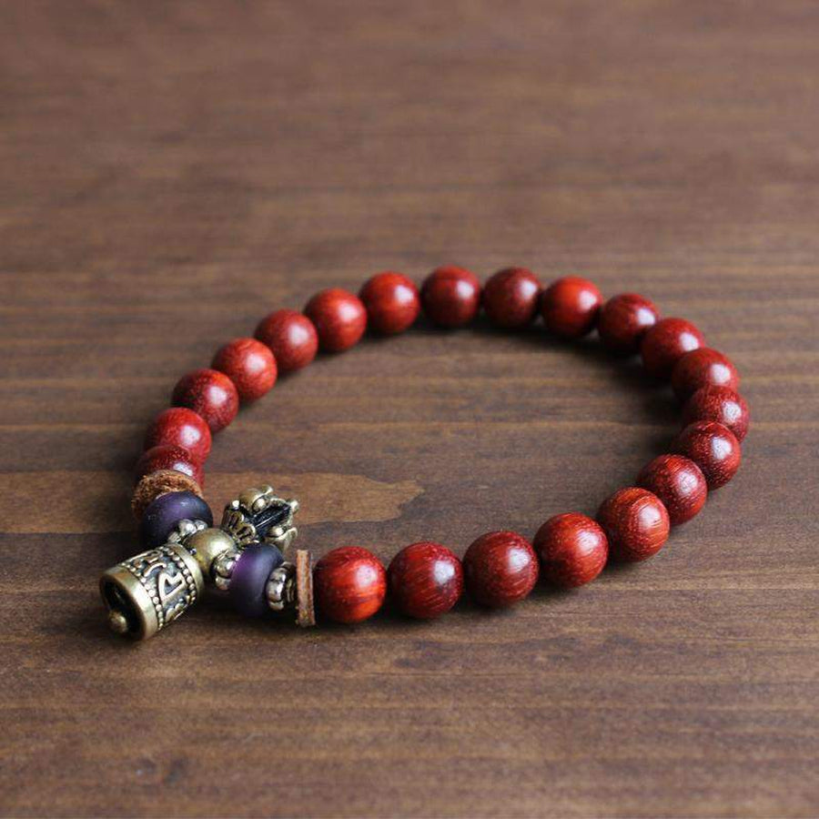 Vue d'ensemble du bracelet tibétain sur fond neutre