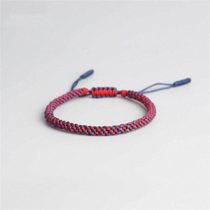 Gros plan sur le tressage minutieux du bracelet tibétain