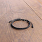 Vue rapprochée du tressage manuel du bracelet noir