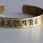 Vue rapprochée du bracelet montrant les détails gravés