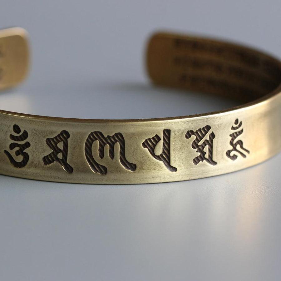 Vue rapprochée du bracelet montrant les détails gravés