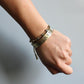 Détails du Sutra du cœur gravés à l'intérieur du bracelet