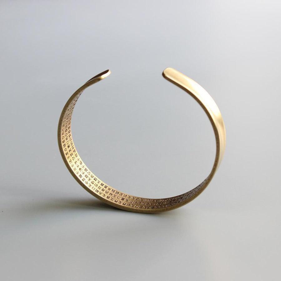 Mantra bouddhiste visible sur l'extérieur du bracelet en laiton