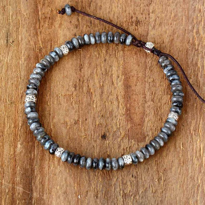 Détail du nœud coulissant et perles en alliage de zinc