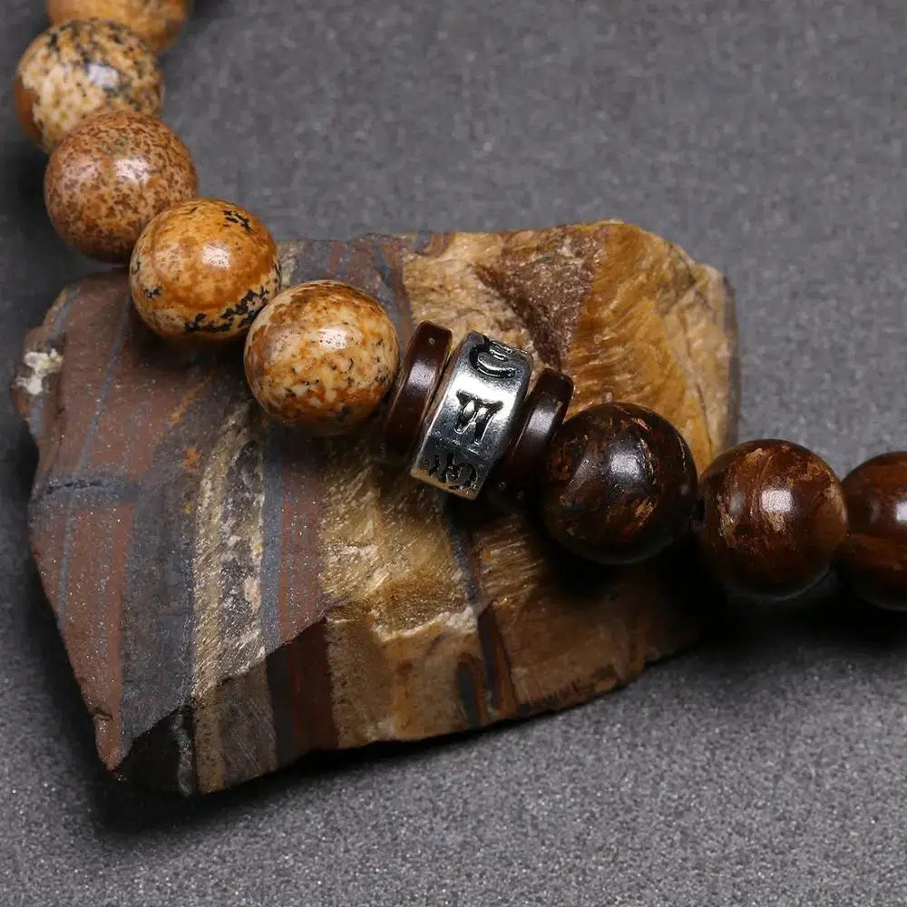 Détail du mantra Om sur perle centrale du bracelet tibétain