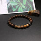 Vue latérale du bracelet en pierres naturelles et coco