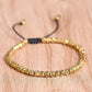 Bracelet tibétain avec perles multi-facettes sur fond blanc