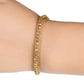 Gros plan sur le fermoir ajustable en coton du bracelet