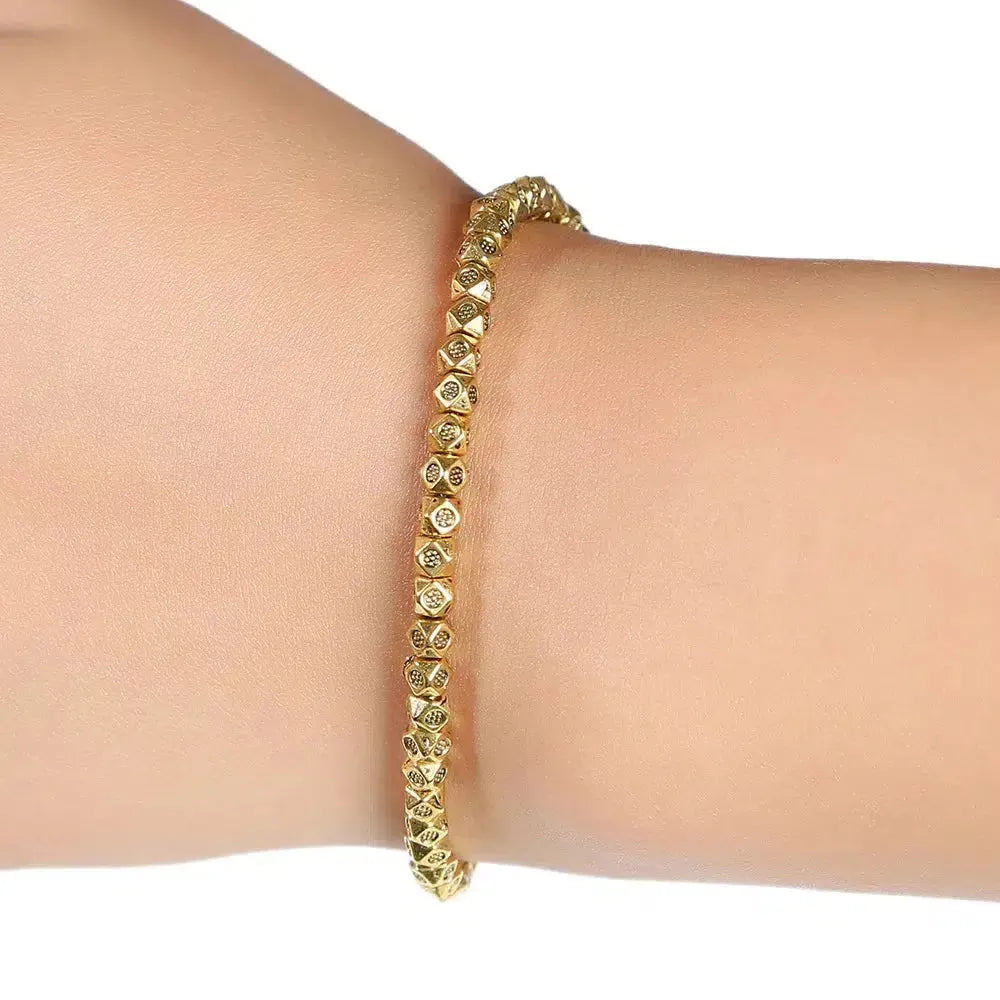 Gros plan sur le fermoir ajustable en coton du bracelet