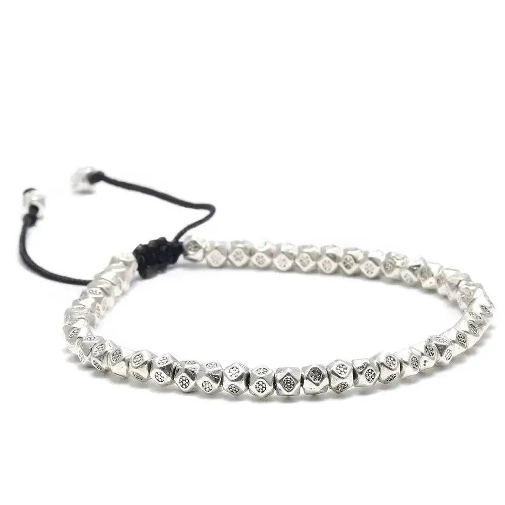 Vue rapprochée du bracelet tibétain en teinte or