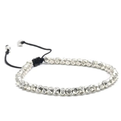 Vue rapprochée du bracelet tibétain en teinte or