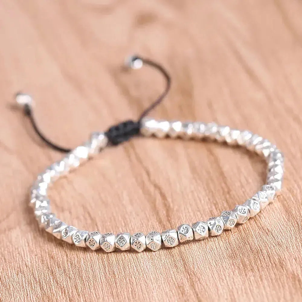 Bracelet tibétain doré avec perles élégantes sur fond neutre