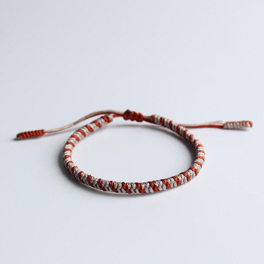 Gros plan sur les nœuds du bracelet tibétain bicolore