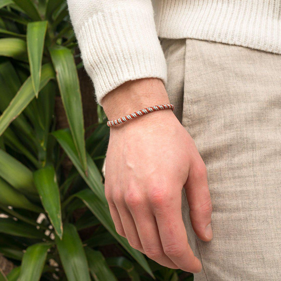Vue latérale du bracelet tibétain montrant les détails des nœuds